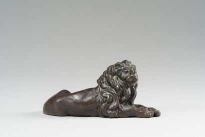 null Lion couché 

Epreuve en bronze à patine brune. 

L.: 20 cm