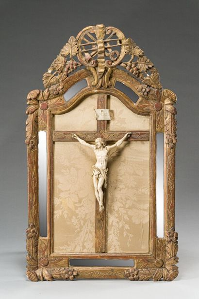 null Crucifix en ivoire, le Christ représenté la tête inclinée vers la droite, le...