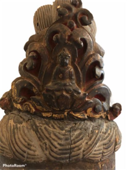 null CHINE : Tête de Guanyin en bois laqué. Le visage serein, les yeux mi-clos incrustés...