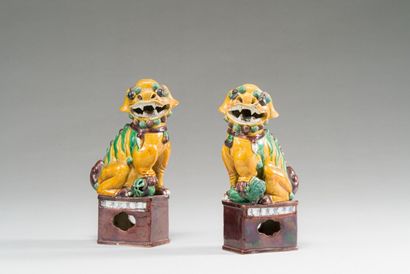 null CHINE : Paire de chiens de Fo en grès émaillé jaune, vert et brun représentés...