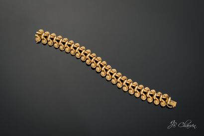 null Bracelet articulé en or jaune 750/1000 à décor d'enroulements.

L : 18 cm.

Poids...