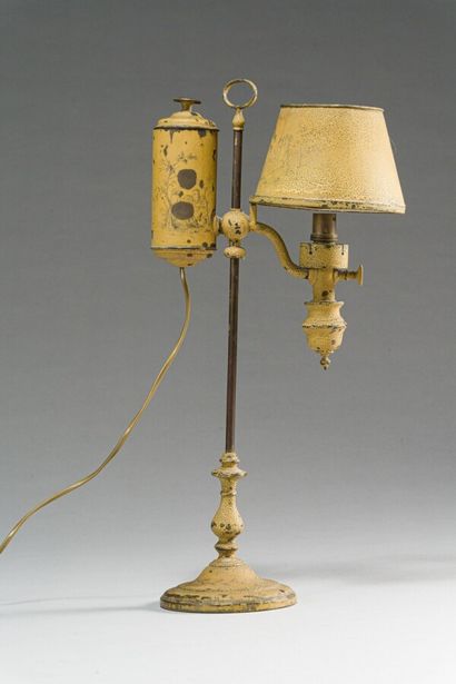 null Petite lampe quinquet en tôle peinte à fond jaune, XIXè siècle. 

(nombreux...