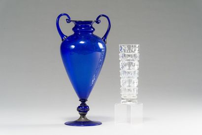 null Vase balustre en verre teinté bleu, les anses en enroulement.

H.: 40 cm. 

On...