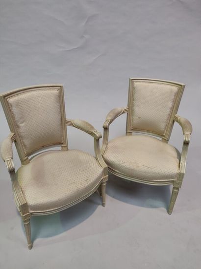 null Paire de fauteuils en bois laqué blanc style Louis XVI.