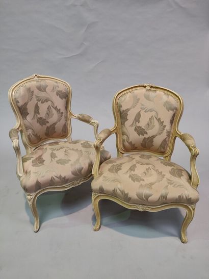 null Paire de fauteuils en bois laqué crème style Louis XV.

H.: 85.5 cm ; L.62.5...