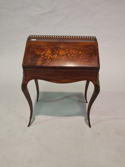 null Bureau de pente en bois de placage, style Louis XV. 

H.: 90 cm ; L.: 63.5 cm...