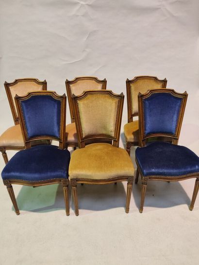 null Six chaises en bois naturel, style Louis XVI, dossier à décor d'anse de pan...