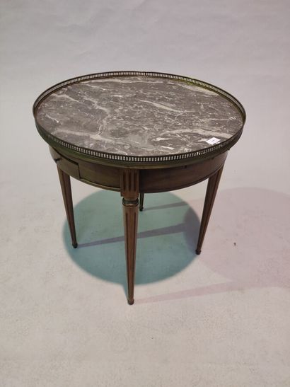 null Table bouillotte, dessus de marbre, style Louis XVI. 

H.: 71 cm ; Diam.: 65.5...