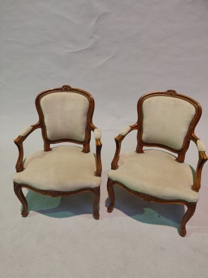 null Paire de fauteuils cabriolet en bois naturel, style Louis XV.