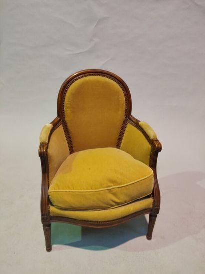 null Bergère en bois naturel, style Louis XVI, garniture en velours jaune.