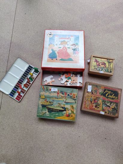 null Trois jeux de cubes à motifs d'enfants et animaux, années 50-60.

Nous y joignons...