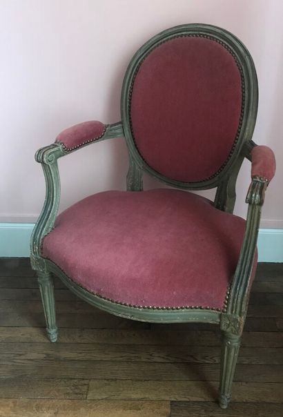null Suite de quatre fauteuils médaillon en bois laqué gris, velours rose, époque...