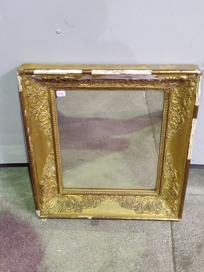 null Rectangular mirror, palmette frame.

19th century.

(accidents and missing parts).

51...