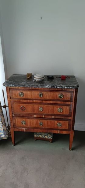 null Small chest of drawers in veneer wood with net decoration, opening by three...