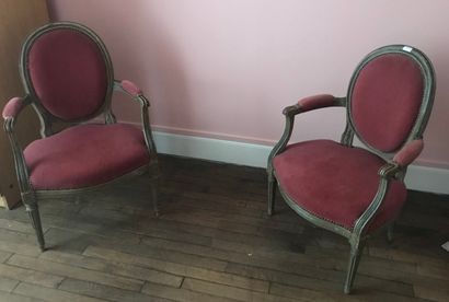 null Suite de quatre fauteuils médaillon en bois laqué gris, velours rose, époque...