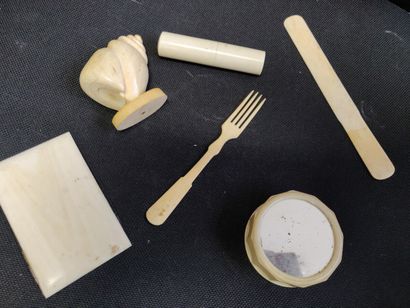 null Batch of bone objects including case, fork and letter opener