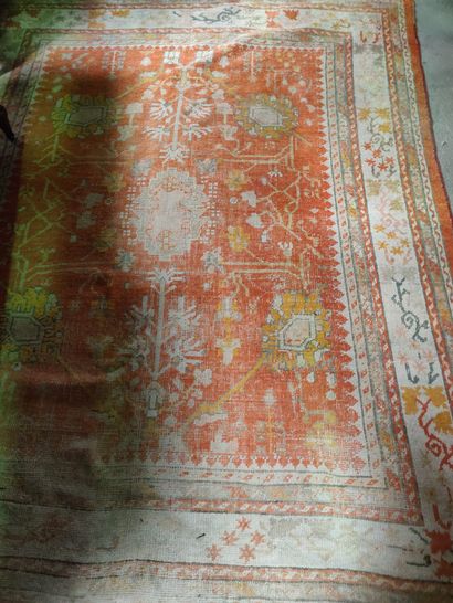null SMYRNE

Carpet with floral pattern on red background, cream border.

Heavy wear...