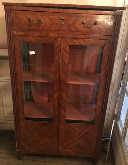 null 
Vitrine en bois de placage à un tiroir et deux portes, style Louis XVI, XIXè...