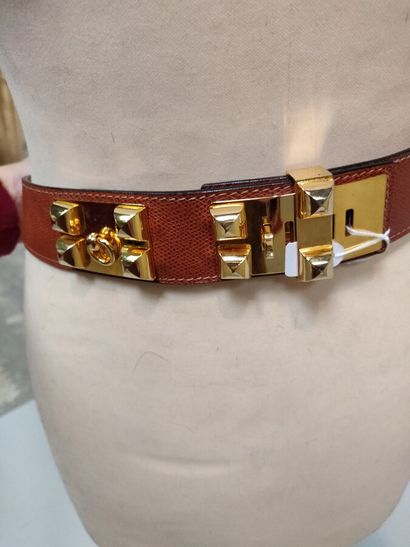 null 
Une ceinture en cuir caramel HERMES Paris.

Taille 75.

Légère tâche et ra...