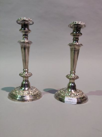 null Pair of silver metal torches with foliage decoration

Height: 26cm

Weight:...