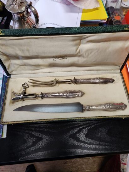 null Silver carving set filled in a green box.

Gross weight: 332 g.