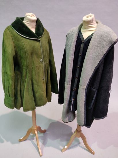  *Lot constitué de 3 vêtements : deux peaux lainées, et un manteau pelisse cape en...