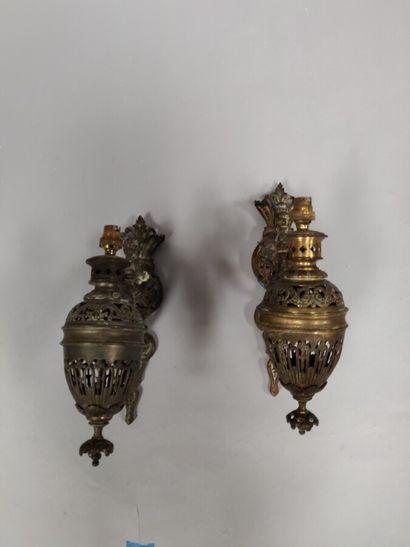 null Pair of bronze wall lights.