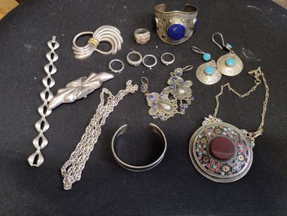 null Lot of costume jewellery including two pairs of earrings, circular pendant,...