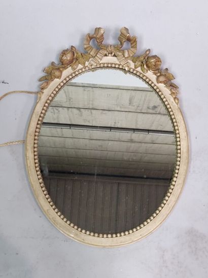 null Petit miroir ovale en bois laqué gris.

Style Louis XVI.