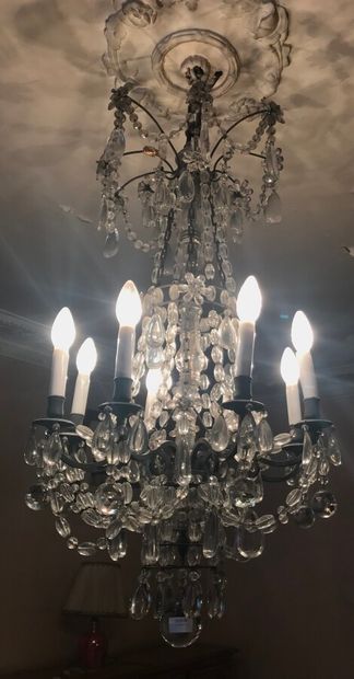 null Eight-light pendant chandelier. 

Height: 100 cm; diameter: 53 cm.