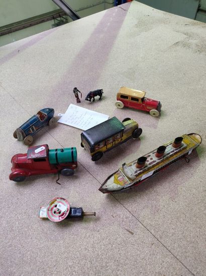 null Lot de voitures et jouets de bazar en tôle lithographiée comprenant bateau NORMANDIE...