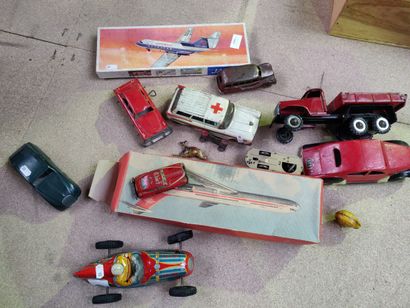 null Lot de jouets divers dont camion benne - voiture de course japonaise à friction...