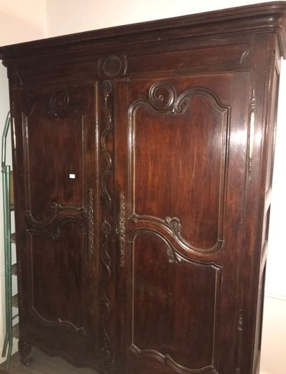 null Large armoire en bois naturel mouluré, décor d'enroulements, XIXème siècle....