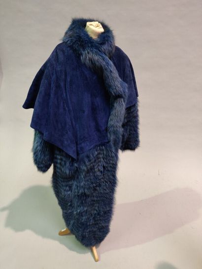 null *Batch made up of 3 garments: two woolly skins, and a coat pelisse cape in blue...