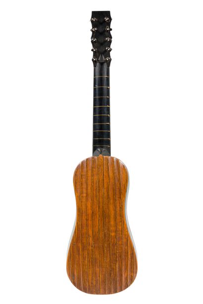 null 
Rare guitare d’enfant faite à Paris dans la deuxième moitié du 17ème siècle,...