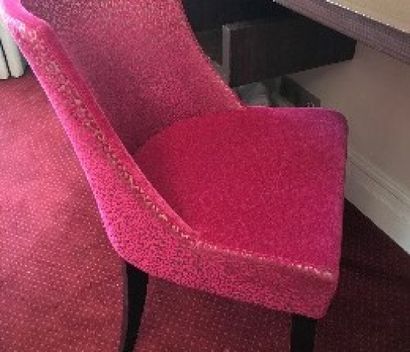 null Gondola chair, raspberry velvet, sabre legs 

H. 80 cm ; W. 48 cm ; D. 52 cm....