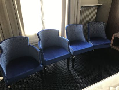 null Paire de fauteuils gondole en velours bleu roi

H. : 80 cm ; L. : 60 cm ; P. :...