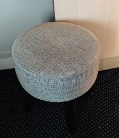 null Two round black lacquered stools, grey mottled fabric

H. 47 cm, diameter 40...