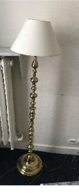 null Floor lamp in gilt metal, baluster.

H. 123 cm. 

Ch. 107
