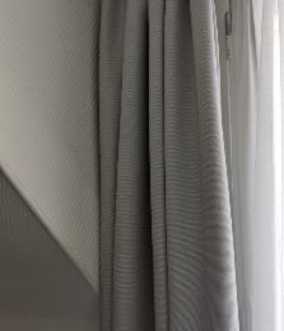 null Pair of beige curtains.

H. 220 cm.

Ch. 408