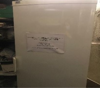 null Large white refrigerator, no apparent markings. 

H. 184 cm ; W. 59 cm ; D....