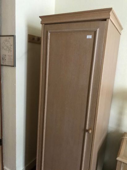 null 
Cerused wood wardrobe

H.: 189 cm; W.: 103 cm; D.: 60 cm.
A chest of drawers...