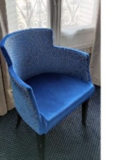 null Pair of royal blue velvet gondola armchairs

H. 80 cm ; W. 60 cm ; D. 50 cm.

A...