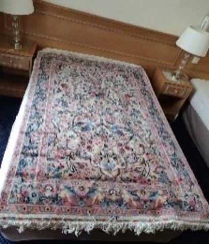 null Silk carpet. 

184 x 121 cm (approx.)

Ch.201