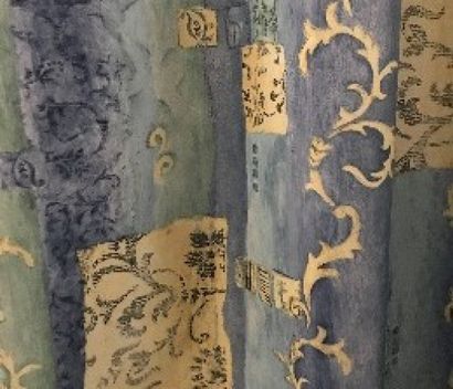null Paire de rideaux en toile enduite à décor feuillagé à fond bleu.

H. : 270 cm.

Ch....