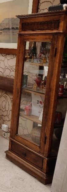 null Stained wood display case with a door and a drawer at the bottom. 

H. 165 cm...