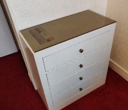 null Chest of four drawers, cream lacquered

H. 75 cm ; W. 70 cm ; D. 35 cm.

Ch....