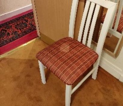 null 
White lacquered chair, red checkered top, straight legs.

H. 87 cm ; W 43 cm.

A...