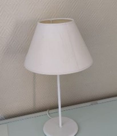 null 
Three small white lacquered metal column lamps. 
Height: 30 cm. 
Ch. 402, 602,...