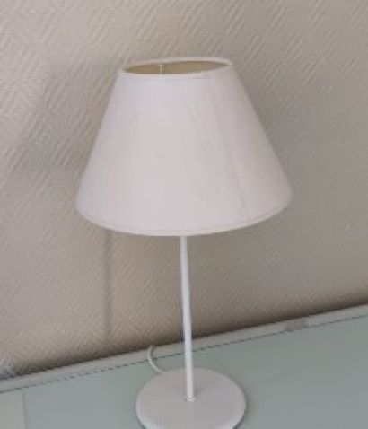 null 
Trois petites lampes colonne en métal laqué blanc. 
H. : 30 cm. 
Ch. 402, 602,...